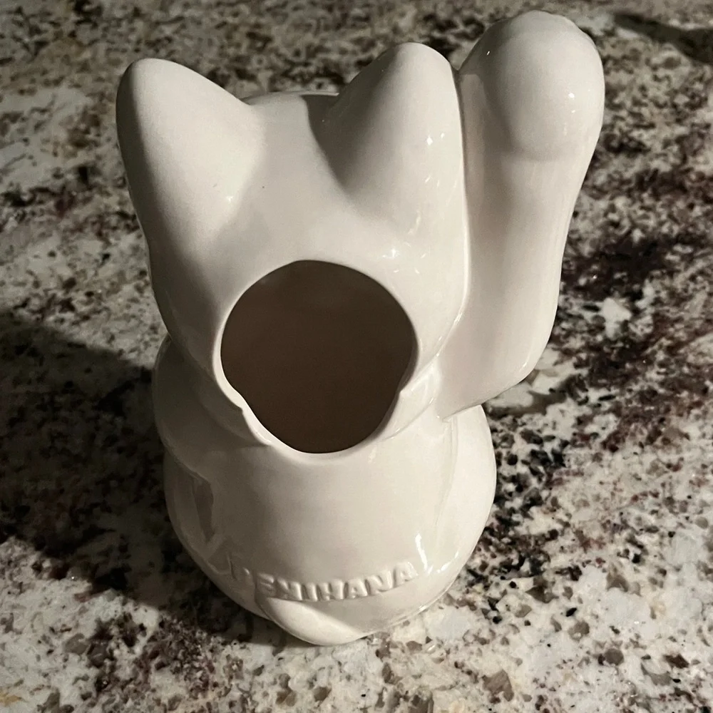 Elegant White Ceramic Maneki-Neko Cat